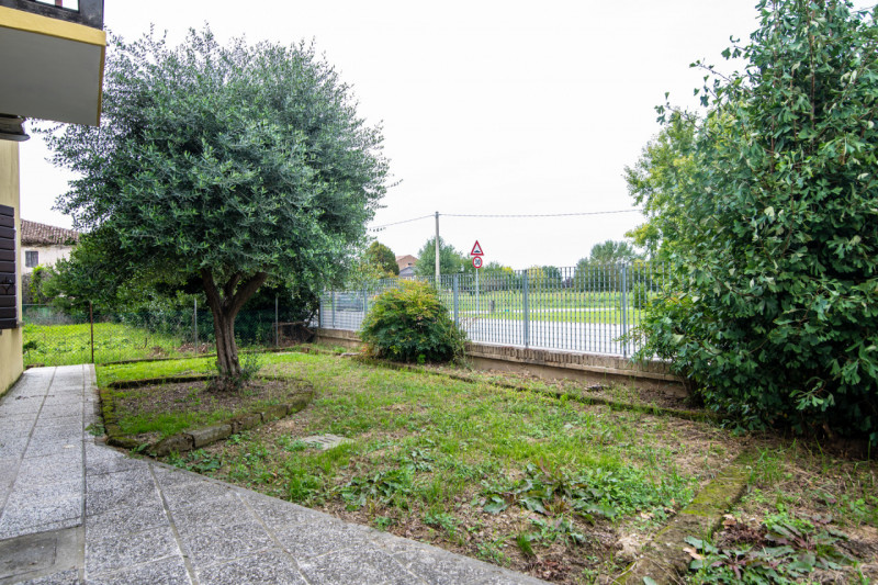 Vigonza nella tranquilla frazione di Codiverno, proponiamo in vendita una bella casa singola terr...