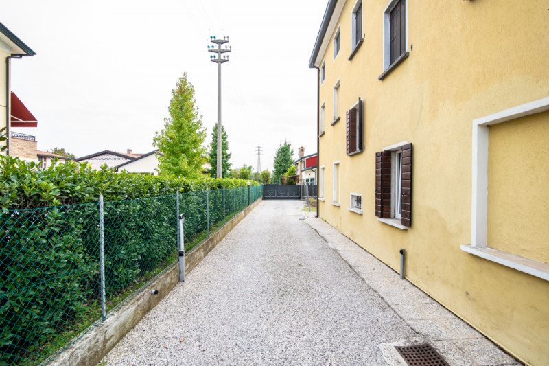Vigonza nella tranquilla frazione di Codiverno, proponiamo in vendita una bella casa singola terr...