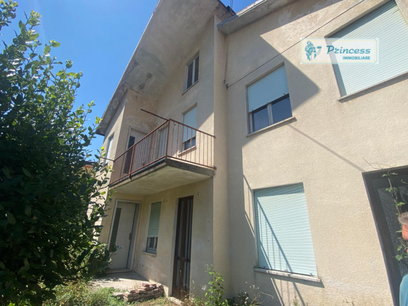 In vendita, nella suggestiva frazione di Pievebelvicino, proponiamo una casa singola terratetto d...