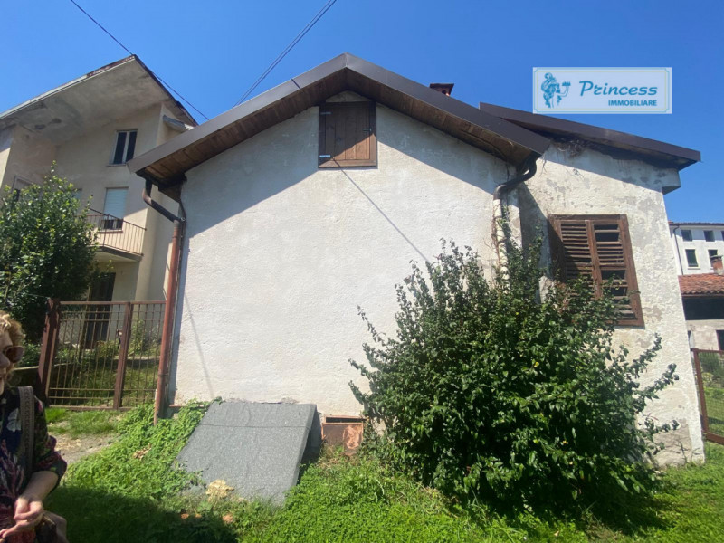 In vendita, nella suggestiva frazione di Pievebelvicino, proponiamo una casa singola terratetto d...