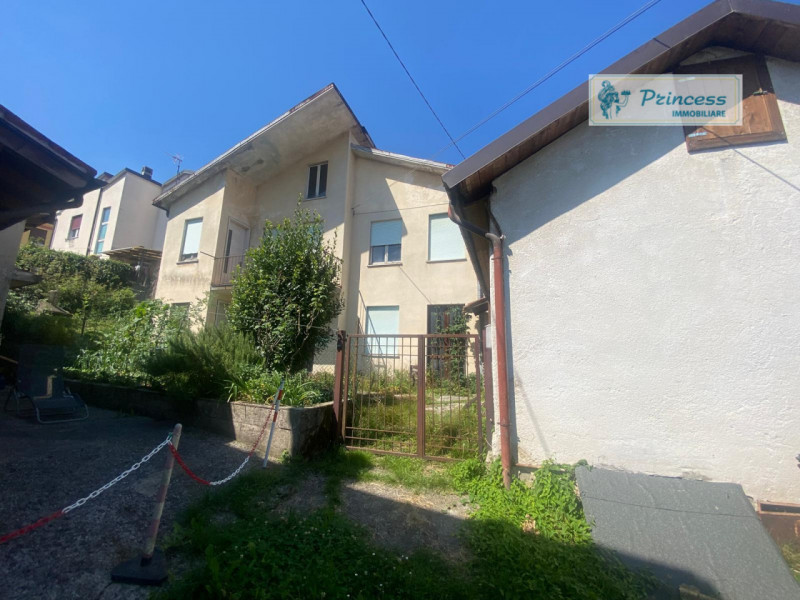 In vendita, nella suggestiva frazione di Pievebelvicino, proponiamo una casa singola terratetto d...