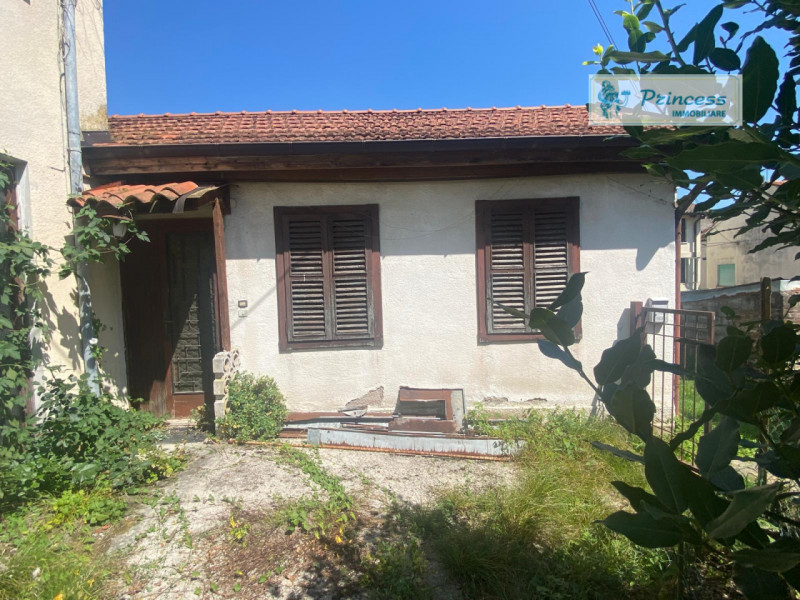 In vendita, nella suggestiva frazione di Pievebelvicino, proponiamo una casa singola terratetto d...