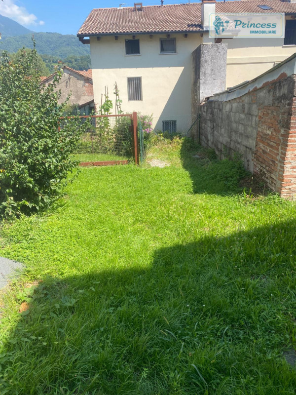 In vendita, nella suggestiva frazione di Pievebelvicino, proponiamo una casa singola terratetto d...