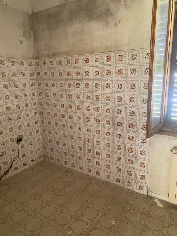 In vendita, nella suggestiva frazione di Pievebelvicino, proponiamo una casa singola terratetto d...