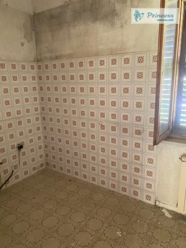 In vendita, nella suggestiva frazione di Pievebelvicino, proponiamo una casa singola terratetto d...