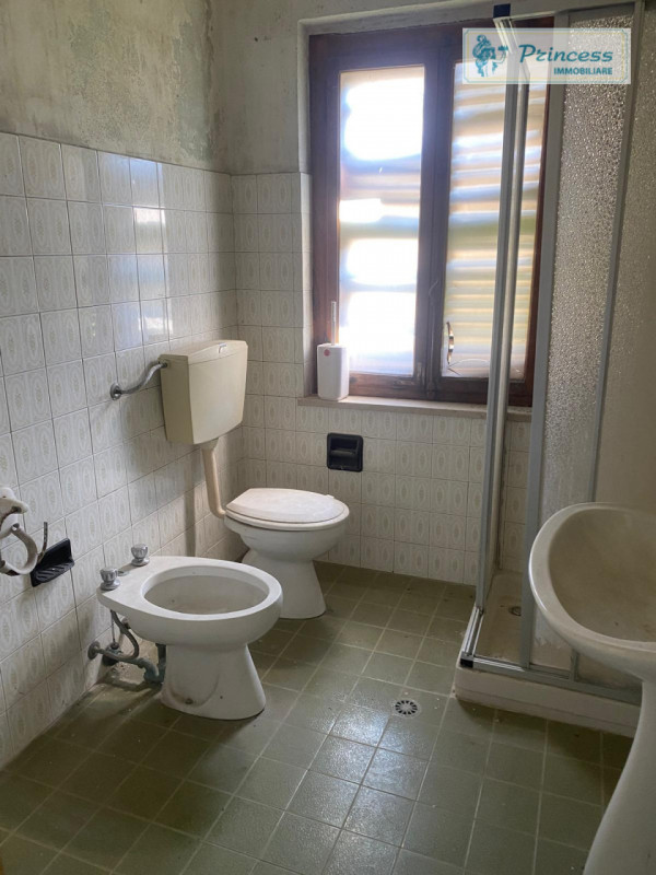 In vendita, nella suggestiva frazione di Pievebelvicino, proponiamo una casa singola terratetto d...