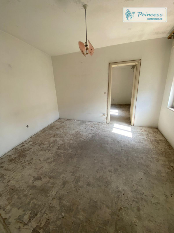 In vendita, nella suggestiva frazione di Pievebelvicino, proponiamo una casa singola terratetto d...