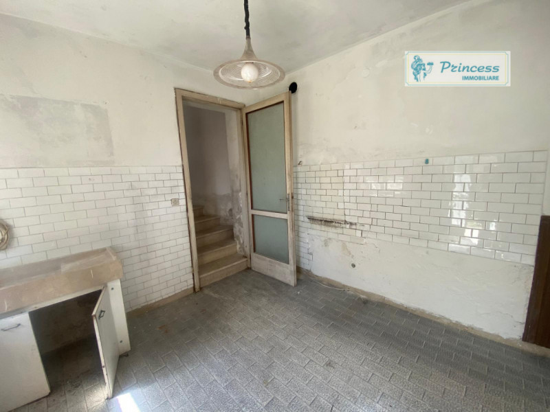 In vendita, nella suggestiva frazione di Pievebelvicino, proponiamo una casa singola terratetto d...