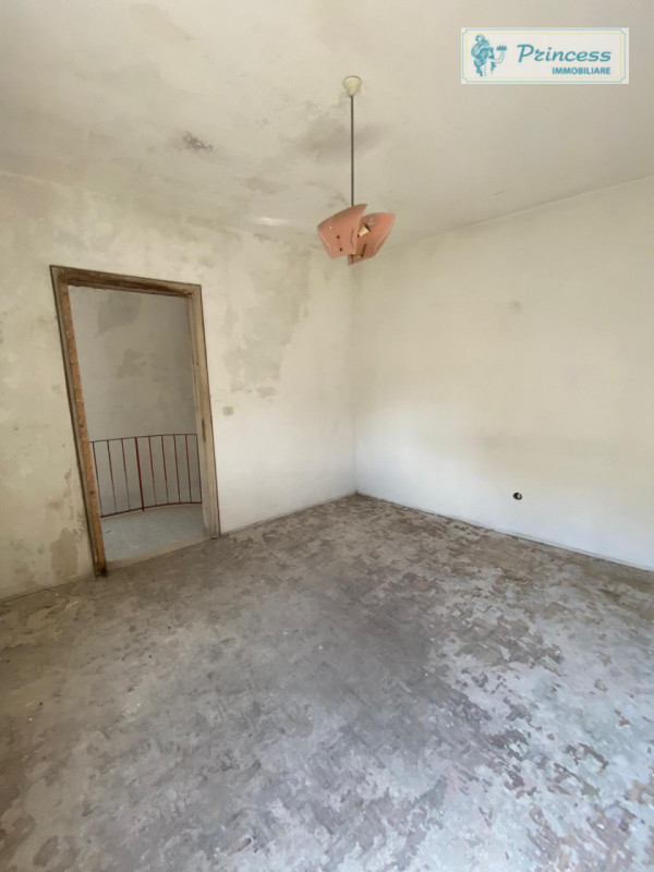 In vendita, nella suggestiva frazione di Pievebelvicino, proponiamo una casa singola terratetto d...