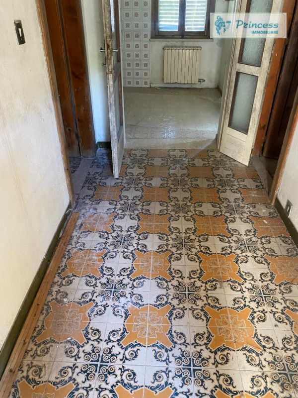 In vendita, nella suggestiva frazione di Pievebelvicino, proponiamo una casa singola terratetto d...