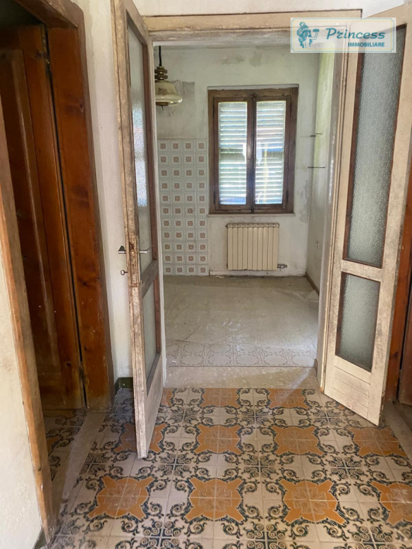 In vendita, nella suggestiva frazione di Pievebelvicino, proponiamo una casa singola terratetto d...