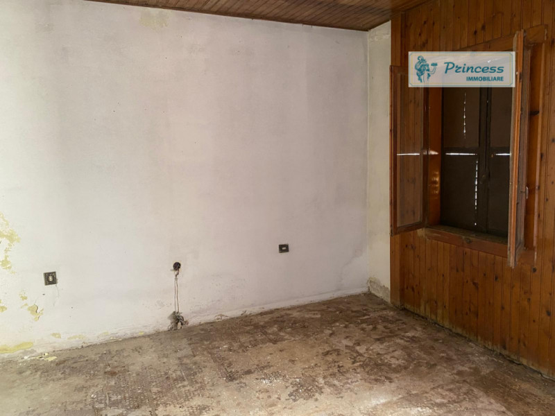 In vendita, nella suggestiva frazione di Pievebelvicino, proponiamo una casa singola terratetto d...