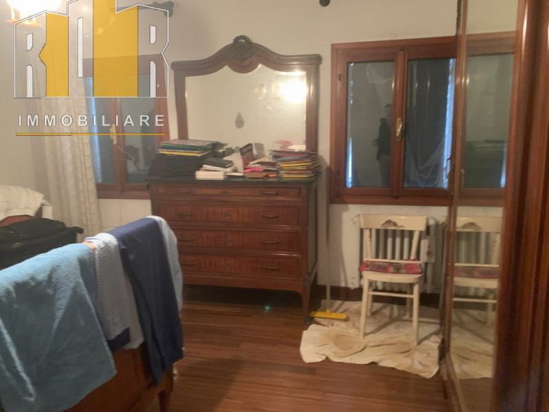 Proponiamo in esclusiva porzione di fabbricato anni '70 molto ampio con una parte ancora al grezz...