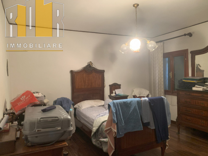 Proponiamo in esclusiva porzione di fabbricato anni '70 molto ampio con una parte ancora al grezz...