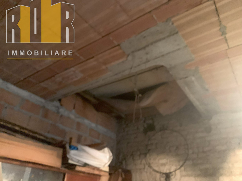 Proponiamo in esclusiva porzione di fabbricato anni '70 molto ampio con una parte ancora al grezz...