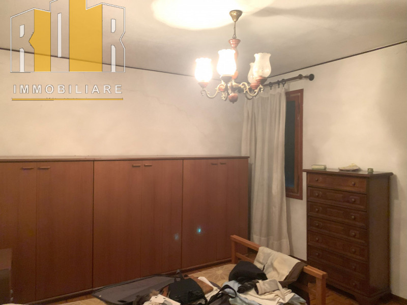 Proponiamo in esclusiva porzione di fabbricato anni '70 molto ampio con una parte ancora al grezz...