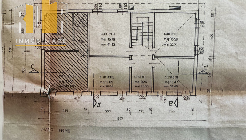Proponiamo in esclusiva porzione di fabbricato anni '70 molto ampio con una parte ancora al grezz...