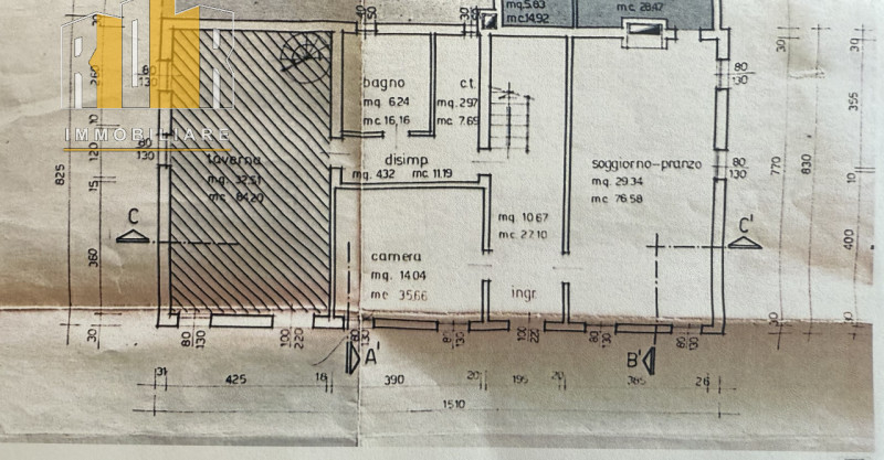 Proponiamo in esclusiva porzione di fabbricato anni '70 molto ampio con una parte ancora al grezz...