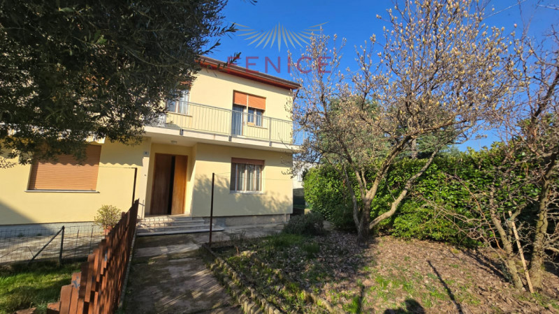 Proponiamo in vendita una rara opportunità: bifamiliare di 120mq situata nella ricercata zona res...