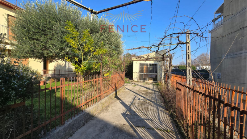 Proponiamo in vendita una rara opportunità: bifamiliare di 120mq situata nella ricercata zona res...