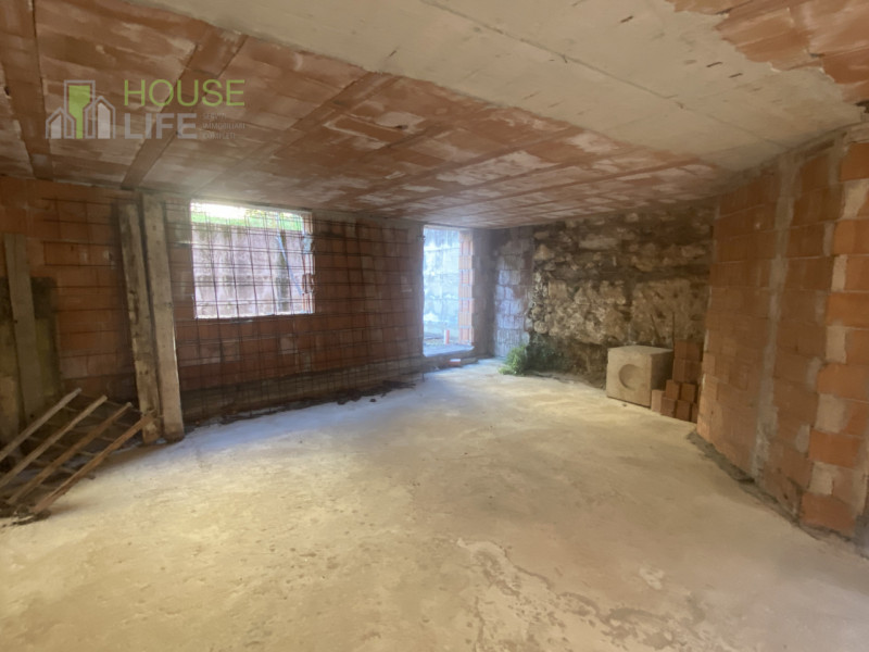 PIOVENE ROCCHETTE-CENTRO: posizionata all'interno di una corte del centro paese, CASA A SCHIERA d...