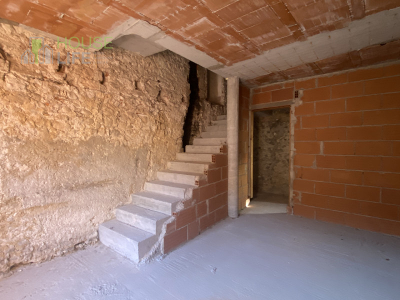 PIOVENE ROCCHETTE-CENTRO: posizionata all'interno di una corte del centro paese, CASA A SCHIERA d...