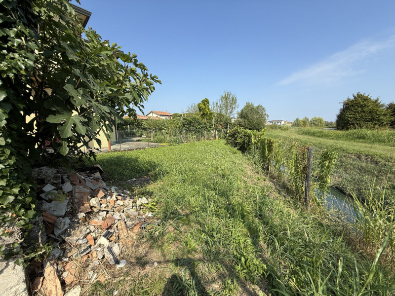 Proponiamo ad Abano Terme casa singola su lotto di 500 mq, ideale per chi desidera personalizzare...