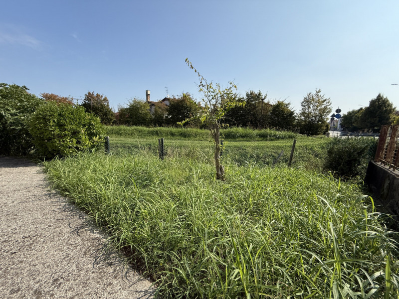 Proponiamo ad Abano Terme casa singola su lotto di 500 mq, ideale per chi desidera personalizzare...