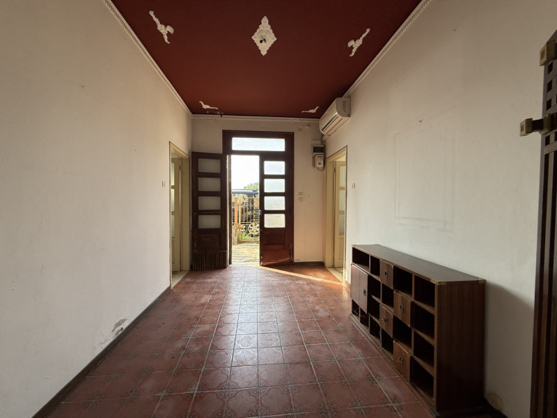 Proponiamo ad Abano Terme casa singola su lotto di 500 mq, ideale per chi desidera personalizzare...