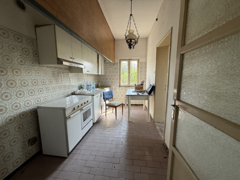 Proponiamo ad Abano Terme casa singola su lotto di 500 mq, ideale per chi desidera personalizzare...