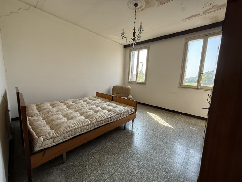 Proponiamo ad Abano Terme casa singola su lotto di 500 mq, ideale per chi desidera personalizzare...