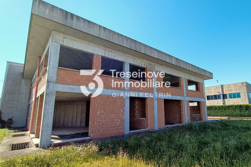 (Per INFO 3288349492 Feltrin ing. Gianni) Proponiamo in vendita capannone dalle ampie dimensioni ...