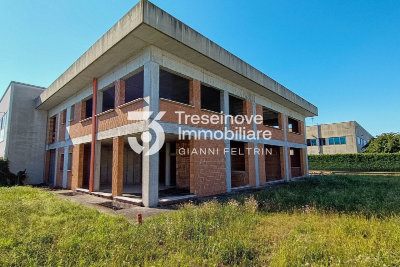 (Per INFO 3288349492 Feltrin ing. Gianni) Proponiamo in vendita capannone dalle ampie dimensioni ...