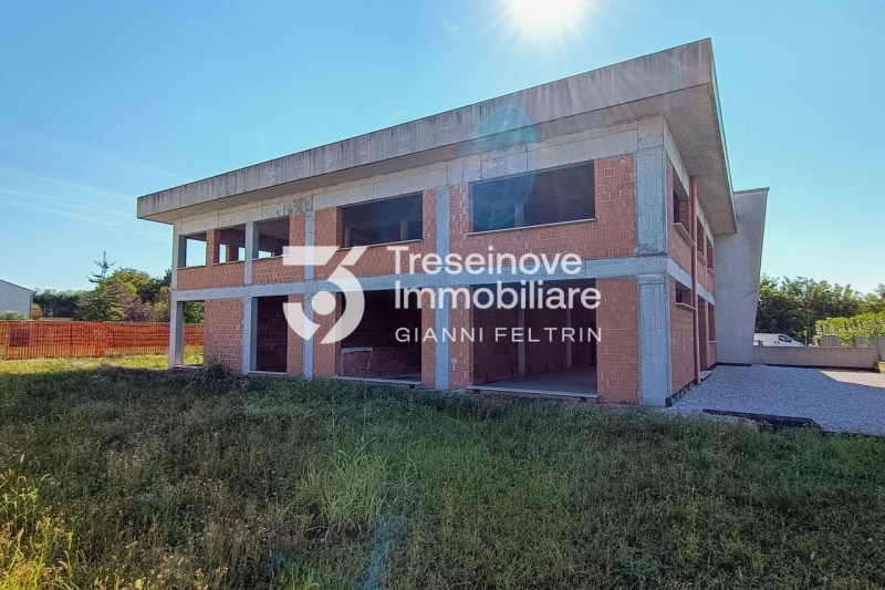 (Per INFO 3288349492 Feltrin ing. Gianni) Proponiamo in vendita capannone dalle ampie dimensioni ...