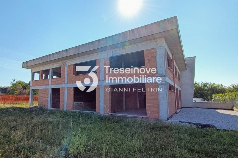 (Per INFO 3288349492 Feltrin ing. Gianni) Proponiamo in vendita capannone dalle ampie dimensioni ...