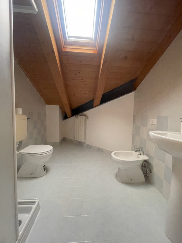 Recente porzione di trifamiliare con ingresso indipendente e scoperto esclusivo completamente pav...