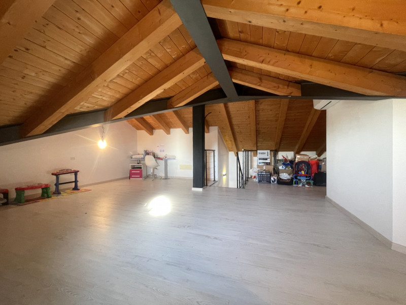 Recente porzione di trifamiliare con ingresso indipendente e scoperto esclusivo completamente pav...