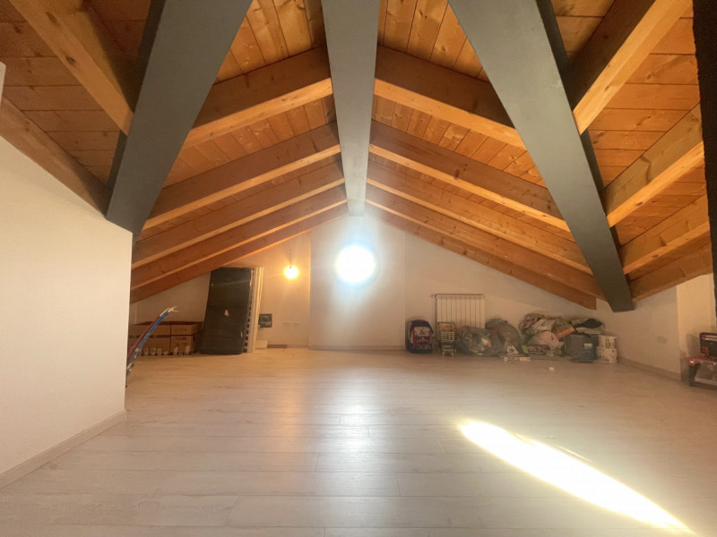 Recente porzione di trifamiliare con ingresso indipendente e scoperto esclusivo completamente pav...