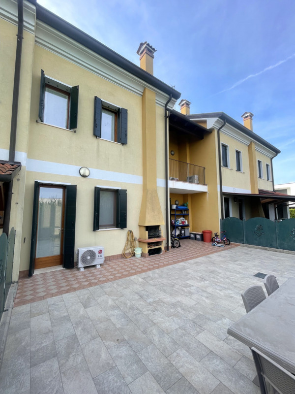 Recente porzione di trifamiliare con ingresso indipendente e scoperto esclusivo completamente pav...