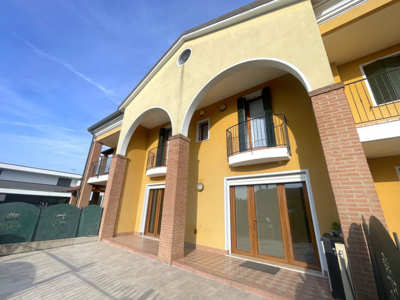 Recente porzione di trifamiliare con ingresso indipendente e scoperto esclusivo completamente pav...