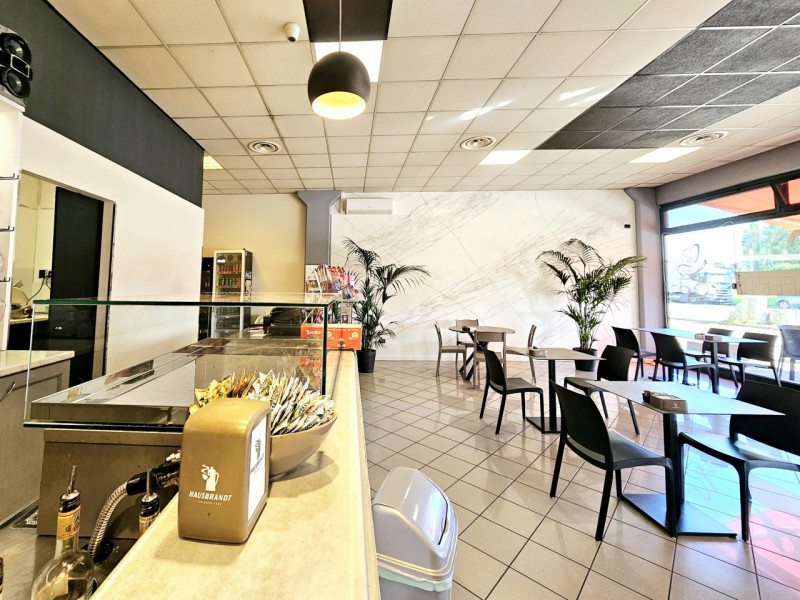 In una zona ad alto passaggio veicolare, strategicamente comoda all'uscita del casello autostrada...