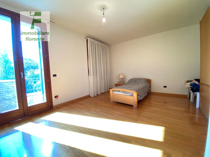 In CENTRO PAESE...SU UN LOTTO DI MQ 930...DEL 2003 SIGNORILE 1/2 BIFAMILIARE SU 3 LIVELLI DI MQ 3...