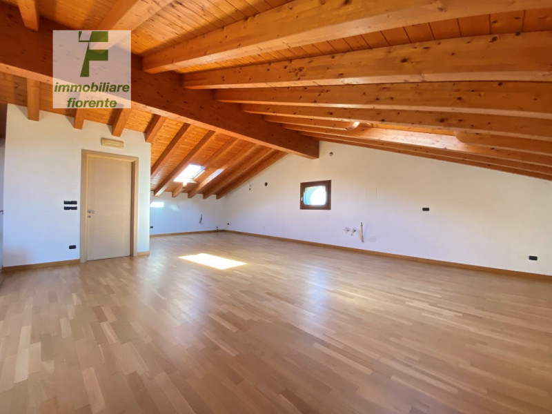 In CENTRO PAESE...SU UN LOTTO DI MQ 930...DEL 2003 SIGNORILE 1/2 BIFAMILIARE SU 3 LIVELLI DI MQ 3...