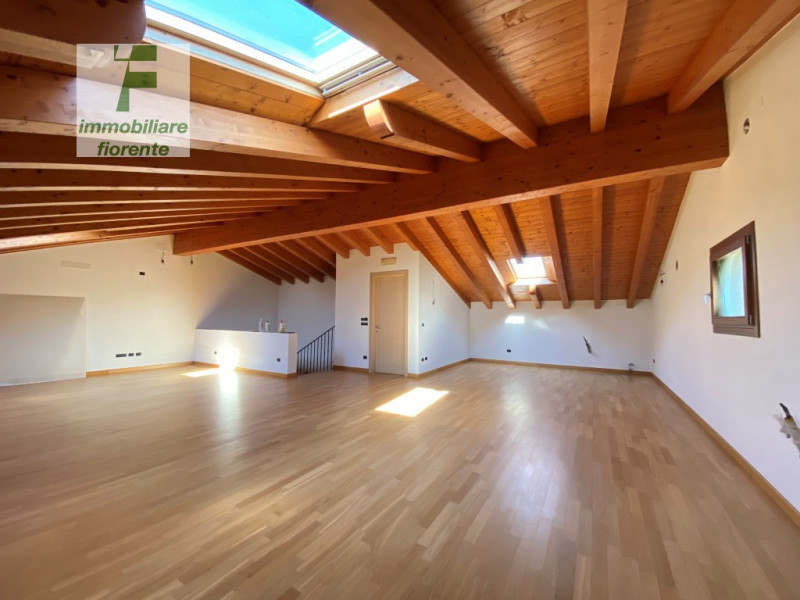 In CENTRO PAESE...SU UN LOTTO DI MQ 930...DEL 2003 SIGNORILE 1/2 BIFAMILIARE SU 3 LIVELLI DI MQ 3...