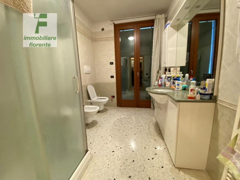 In CENTRO PAESE...SU UN LOTTO DI MQ 930...DEL 2003 SIGNORILE 1/2 BIFAMILIARE SU 3 LIVELLI DI MQ 3...