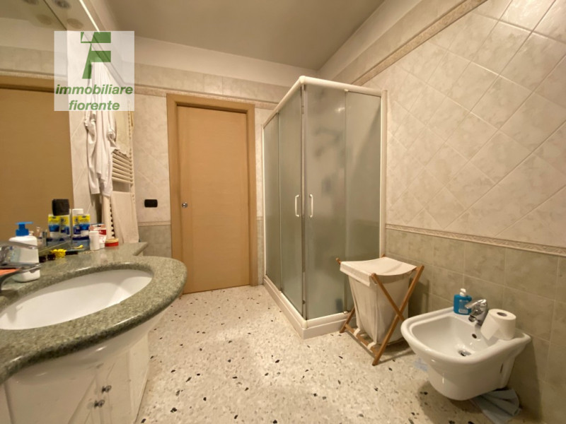 In CENTRO PAESE...SU UN LOTTO DI MQ 930...DEL 2003 SIGNORILE 1/2 BIFAMILIARE SU 3 LIVELLI DI MQ 3...