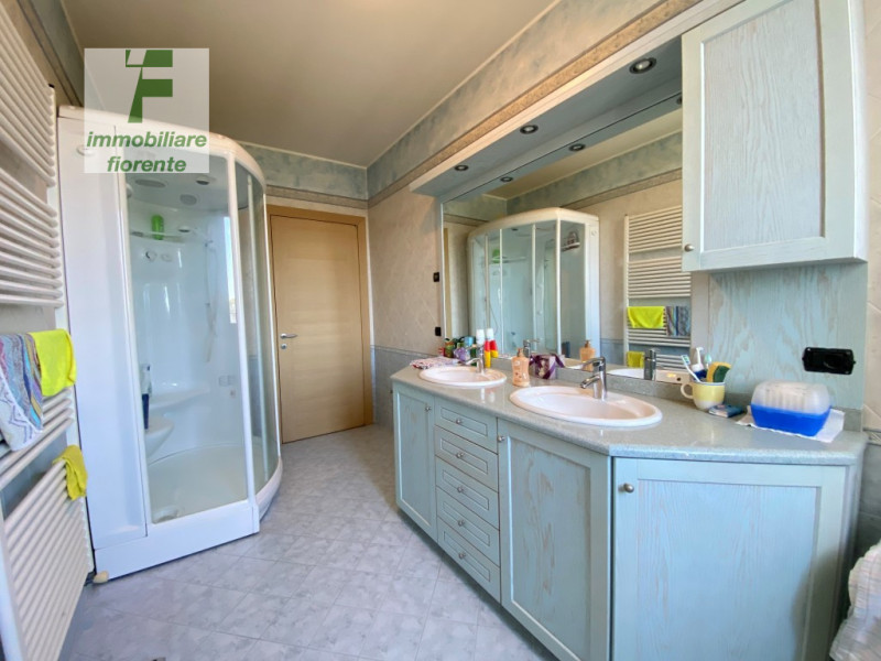 In CENTRO PAESE...SU UN LOTTO DI MQ 930...DEL 2003 SIGNORILE 1/2 BIFAMILIARE SU 3 LIVELLI DI MQ 3...