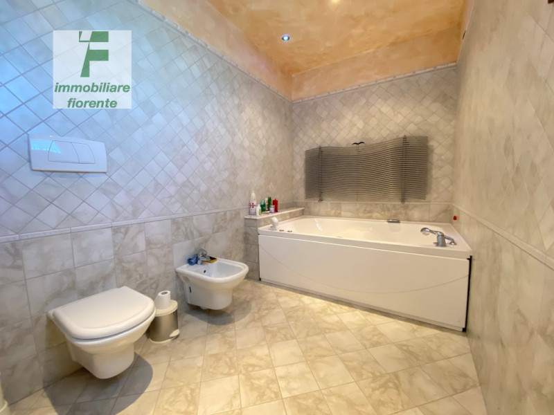 In CENTRO PAESE...SU UN LOTTO DI MQ 930...DEL 2003 SIGNORILE 1/2 BIFAMILIARE SU 3 LIVELLI DI MQ 3...