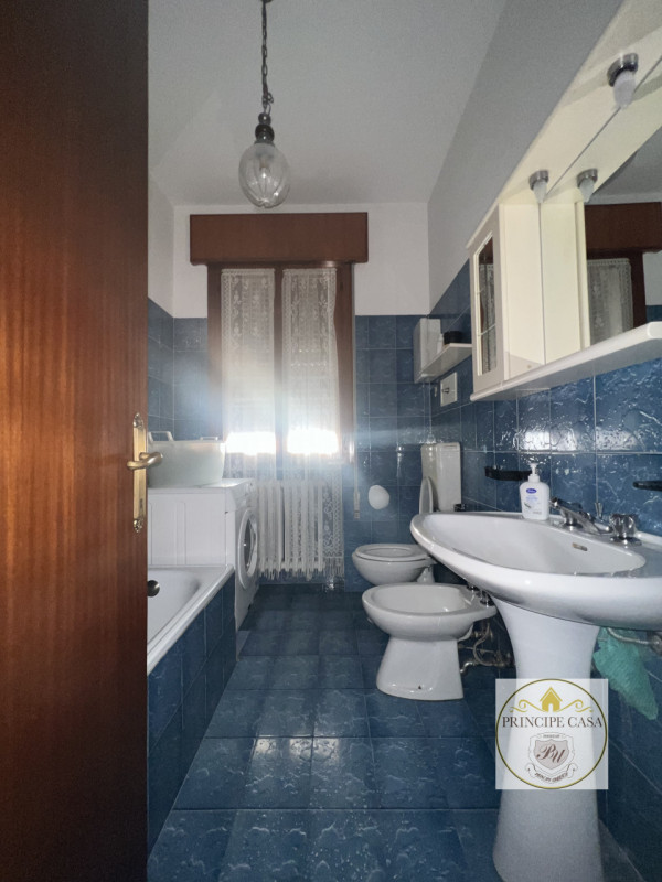 Nel centro di Megliadino San Vitale, in un contesto di soli quattro appartamenti, proponiamo in v...