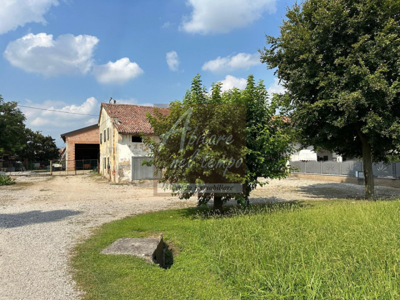 FONTANIVA (PD) 

Meraviglioso Rustico dalle caratteristiche Rurali Venete da ristrutturare sito a...